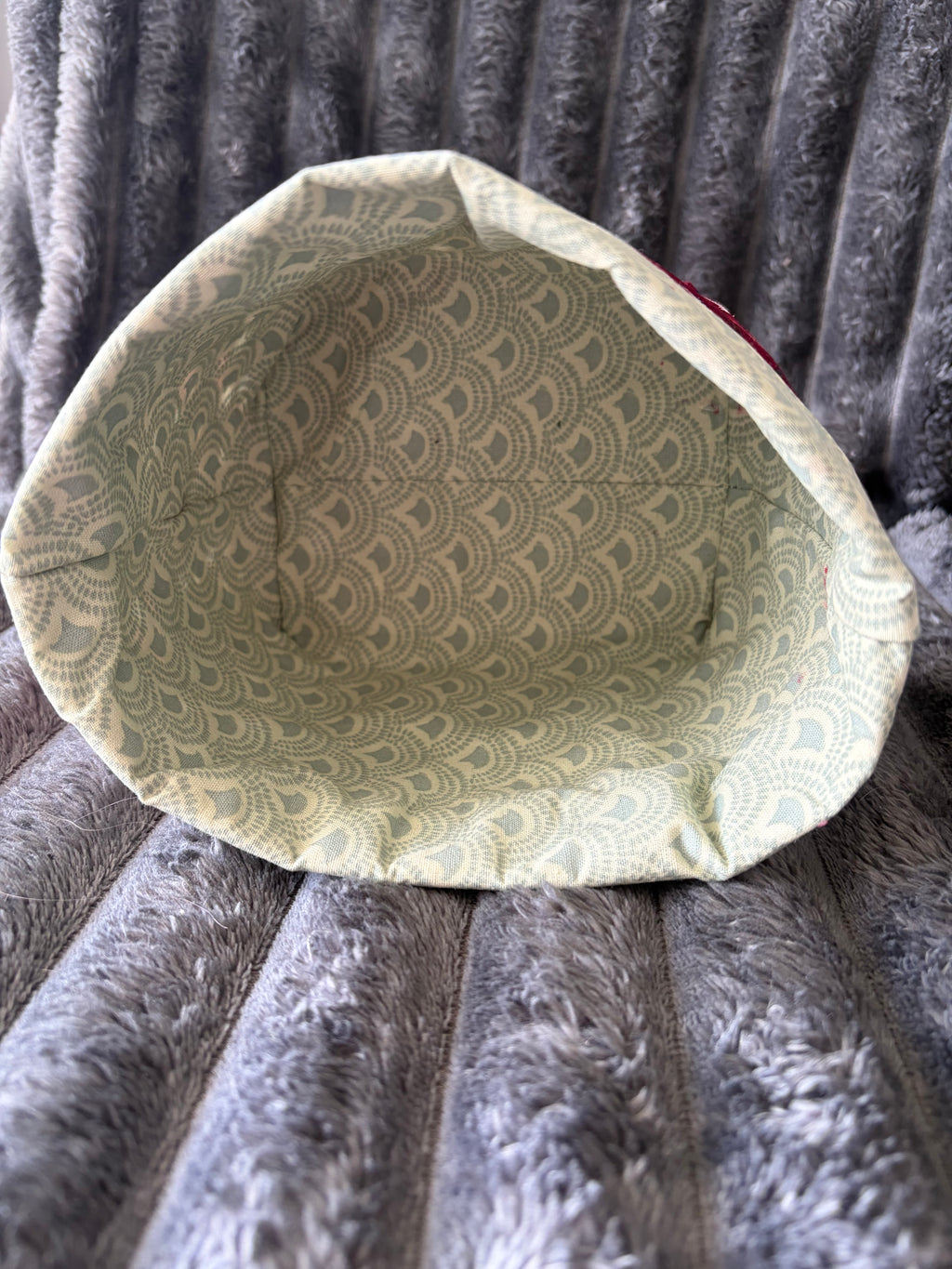 Medium reversible storage pouch