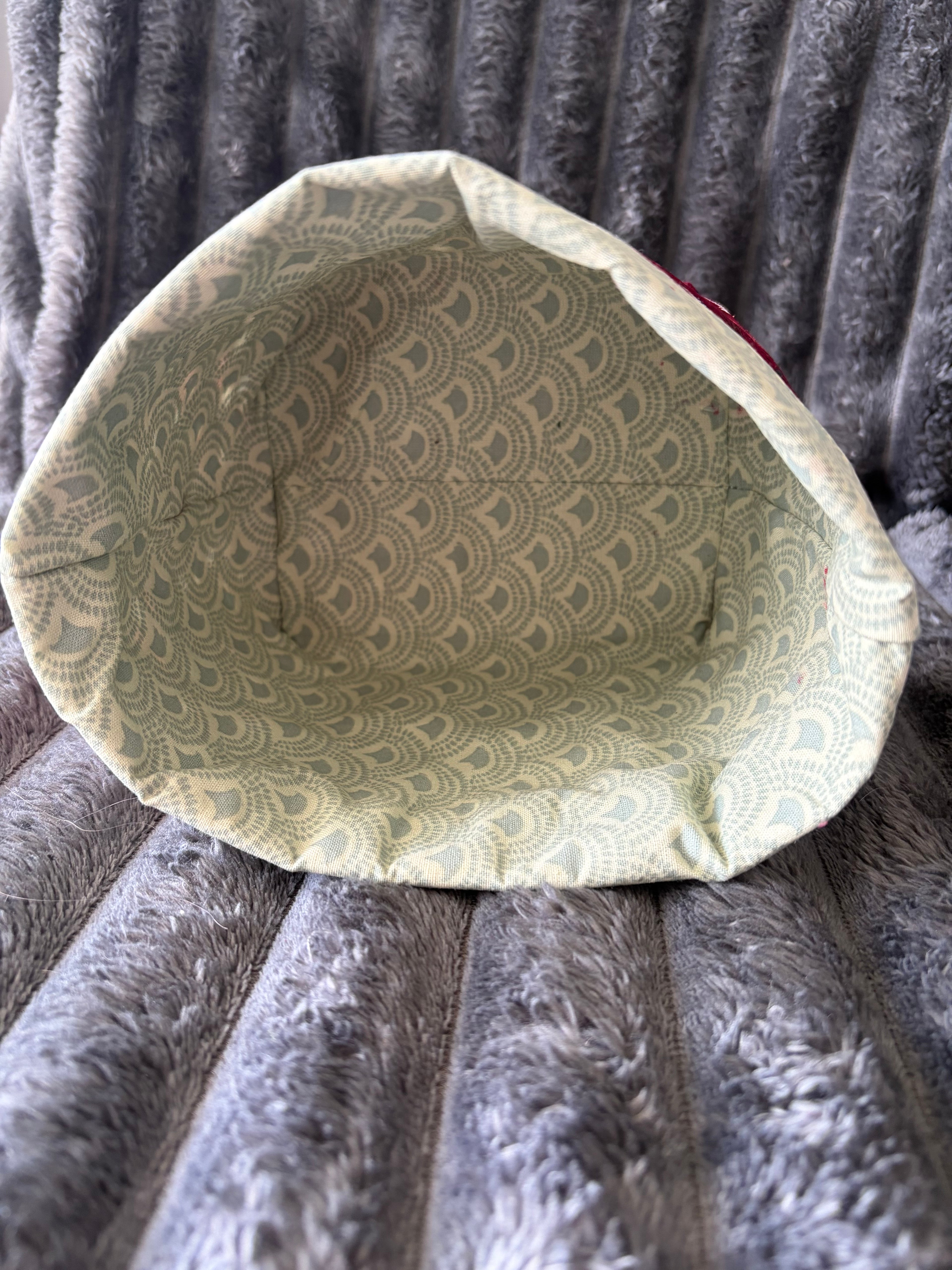 Medium reversible storage pouch