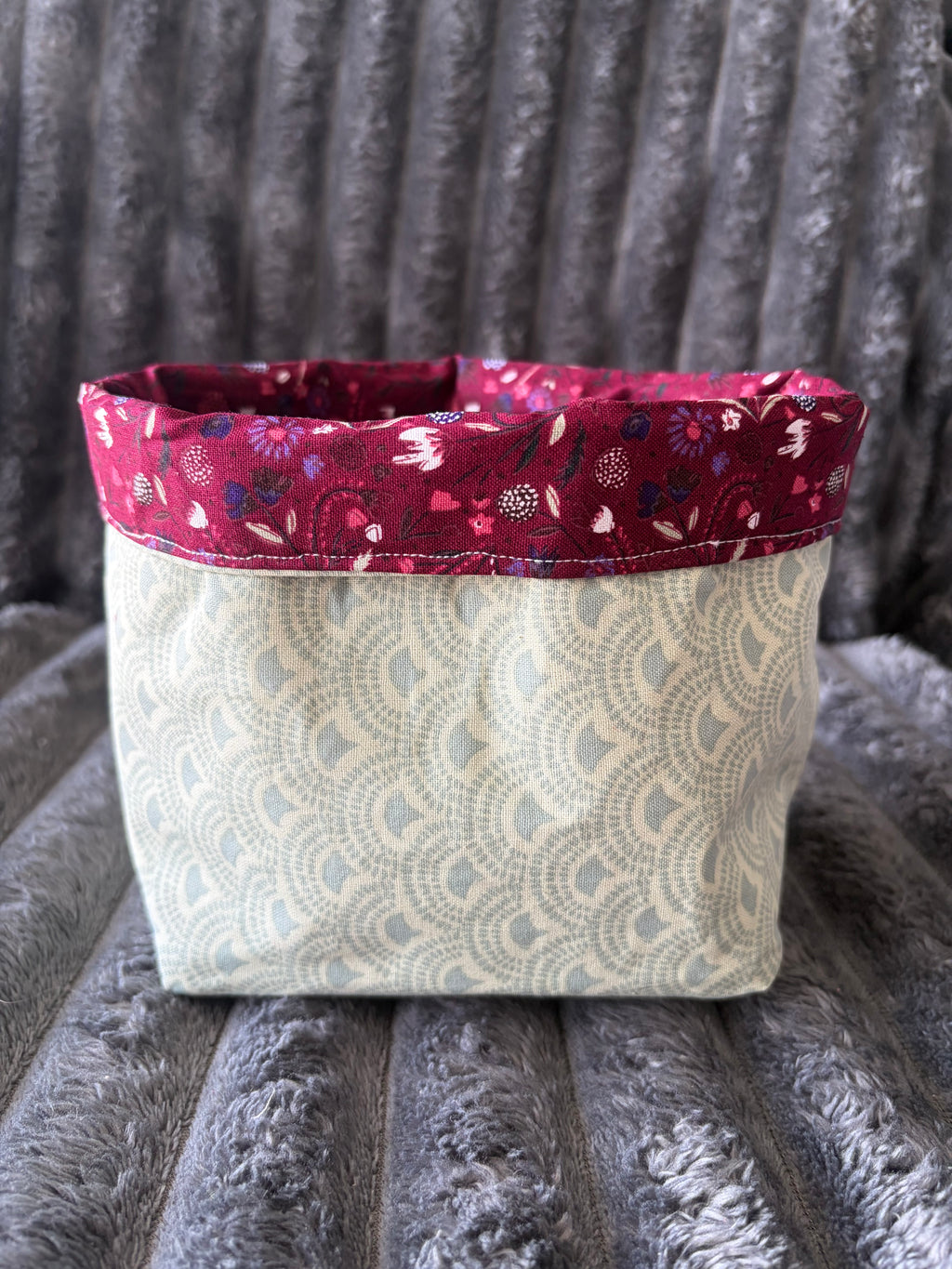 Medium reversible storage pouch