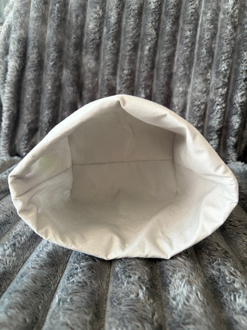 Medium reversible storage pouch